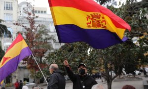 Un hombre ondea una bandera republicana en una manifestación por los derechos de las víctimas del franquismo, frente al Congreso de los Diputados, a 10 de diciembre de 2021, en Madrid (España).