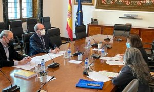 El Defensor ha recibido a miembros de la Federación de Asociaciones Defensa para la Defensa de la Sanidad Pública (FADSPU) y de la Mesa en Defensa de la Sanidad Pública de Madrid (MEDSAP). Ángel Gabilondo ha podido departir con Marciano Sánchez y Esther N