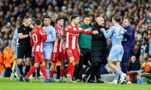 04/04/2022-Pep Guardiola, entrenador del Manchester City, retiene a Jack Grealish (10), del Manchester City, durante el partido de fútbol entre el Manchester City y el Atlético de Madrid, el 5 de abril de 2022, en el Etihad Stadium de Manchester, Inglater