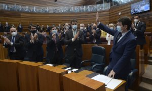 El recién elegido presidente de la Junta de Castilla y León, Alfonso Fernández Mañueco, recibe los aplausos de los miembros de su grupo parlamentario, a 11 de abril de 2022.