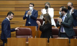 11/04/2022-El portavoz del Grupo Parlamentario Socialista, Luis Tudanca, recibe los aplausos de sus compañeros de bancada tras su intervención en el debate de investidura de este lunes 11 de abril