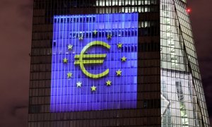 El logo del euro, en la fachada del rascacielos donde tiene su sede en Fráncfort el BCE. REUTERS/Wolfgang Rattay