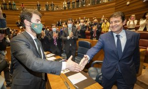 12/04/2022. El portavoz de Vox en las Cortes, Juan García-Gallardo, felicita al candidato del PP a la Presidencia de la Junta de Castilla y León, Alfonso Fernández Mañueco, tras su debate de investidura, a 11 de abril de 2022.