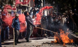 13/04/2022 - Manifestantes participan en una protesta cerca de la embajada británica por el 40 aniversario de la Guerra de las Malvinas de 1982, en Buenos Aires.