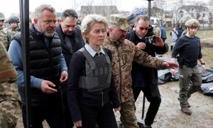 La presidenta de la Comisión Europea, Ursula von der Leyen, durante una visita a la ciudad de Bucha, a 8 de abril de 2022.