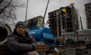 Bomberos realizan trabajos de demolición en un apartamento que sufrió daños tras un ataque con artillería pesada, hoy, en Borodianka (Ucrania)