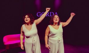 Las actrices Mara Jiménez y Teresa López, en un momento de la obra de teatro 'Gordas', dirigida por Carlos Mesa