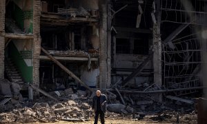 15/04/2022 Un hombre camina cerca de un edificio cuya fachada ha sido destruida en el completo militar-industrial de Vizar, en la ciudad de Vyshneve