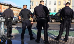 Oficiales de policía de Nueva York durante una guardia el 13 de abril de 2022 en el vecindario Sunset Park.