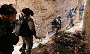 La policía fronteriza israelí persigue a los manifestantes palestinos en el área frente a la Puerta de los Leones en la Ciudad Vieja de Jerusalén, el 17 de abril de 2022.