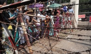 Los familiares esperan frente a la prisión de Insein la liberación de los prisioneros en Yangon el 17 de abril de 2022.