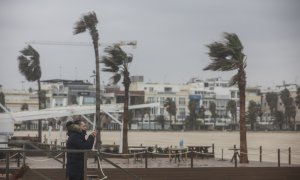 Dos personas caminan en la Playa de la Malvarrosa, a 25 de marzo de 2022, en València.