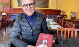 Mercè Ibarz amb el seu llibre sobre Rodoreda, durant l'entrevista.