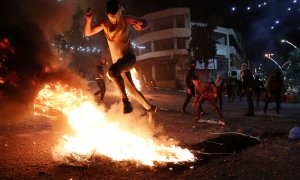 Palestinos lanzan piedras a los soldados israelíes durante los enfrentamientos vividos en la madrugada de este sábado en Hebrón.