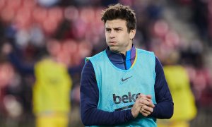 Gerard Pique del FC Barcelona se calienta durante la liga española, la Liga Santander, partido de fútbol jugado entre Granada CF y FC Barcelona en el estadio Nuevo Los Carmenes el 8 de enero de 2022, en Granada, España.