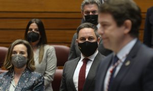 El presidente de Vox, Santiago Abascal (c), y la secretaria general del PP, Cuca Gamarra (i), asiste al acto de toma de posesión de Alfonso Fernández Mañueco (d), como presidente de la Junta de Castilla y León en un acto celebrado este martes en las Corte