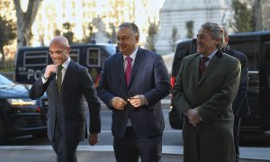 19/04/2022. El primer ministro de Hungría, Viktor Orbán, realiza una intervención ante los medios durante la cumbre celebrada este fin de semana, a 29 de enero de 2022, en Madrid (España). A su derecha, el diputado al Parlamento Europeo de Vox, Hermann Te