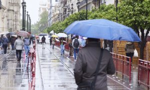 20/4/22-Varias personas por con sus parágüas en parte del trayecto de la Carrera Oficial durante la vuelta de la lluvia a Sevilla en plenos montaje de los palcos para la Semana Santa, a 5 de abril de 2022 en Sevilla