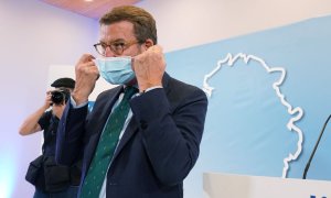 Alberto Núñez Feijóo se quita la mascarilla para presidir la reunión de la Junta Directiva del PP de Galicia, en el Hotel Eurostars San Lázaro, a 18 de abril de 2022.