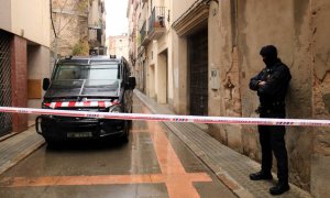 Imatge de l'operatiu policial al carrer on es troba el domicili del detingut, a Igualada.