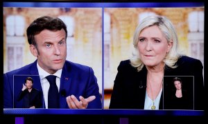 21/4/22-Emmanuel Macron y Marine Le Pen durante el debate electoral, a 20 de abril de 2022 (Saint-Denis, Francia).