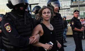 Agentes de policía detienen a la activista política Maria Alyokhina durante una manifestación no autorizada exigiendo que se permita a los candidatos independientes y de la oposición postularse para las elecciones locales de septiembre, en la plaza Trubna