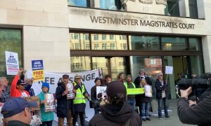 Partidarios del fundador de Wikileaks, Julian Assange, se manifiestan frente a la corte de magistrados de Westminster en Londres