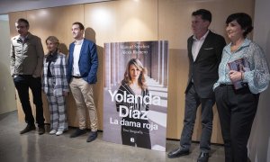 Eduardo Madina, Yolanda Díaz, Alexis Romero, Manuel Sánchez e Inma Carretero, en la presentación del libro 'Yolanda Díaz. La dama roja' (Penguin Random House)