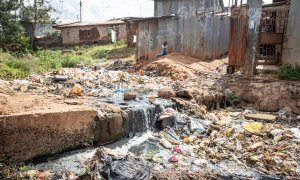 Greenpeace visita Nairobi, donde montañas de ropa usada contaminan el aire y el mar.