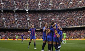 Las jugadoras del Barcelona celebran el gol de Jennifer Hermoso, tercero del equipo, durante el partido de ida de las semifinales de la Liga de Campeones femenina que Barcelona y Wolfsburgo disputan este viernes en el Camp Nou.