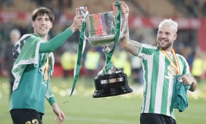 Los jugadores del Betis, Juan Miranda (i) y Aitor Ruibal, celebran la victoria del equipo bético en la final de la Copa del Rey al derrotar al Valencia en el encuentro que han disputado este sábado en el estadio de La Cartuja de Sevilla.