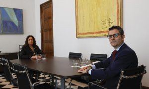 El ministro de la Presidencia, Félix Bolaños, y la consellera de la Presidencia, Laura Vilagrà, posan en el ámbito de su reunión este domingo en Barcelona, en un momento de turbulencias en las relaciones entre el Gobierno y la Generalitat a raíz de la den