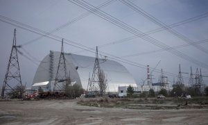 na vista general muestra la estructura New Safe Confinement (NSC) sobre el antiguo sarcófago que cubre el cuarto reactor dañado en la planta de energía nuclear de Chernobyl.