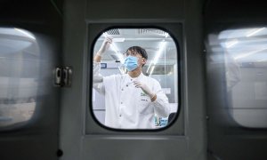 En esta foto tomada el 5 de junio de 2020, un empleado manipula una vacuna en un laboratorio de Hong Kong.