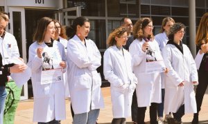 Investigadores de l'Institut Català de Recerca de l'Aigua (ICRA) a l'exterior de l'edifici, a Girona, en protesta contra la inacció climàtica.