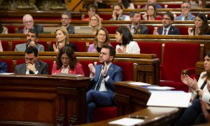 El presidente de la Generalitat, Pere Aragonès, aplaude en la sesión plenaria de este miércoles en el Parlament de Catalunya.