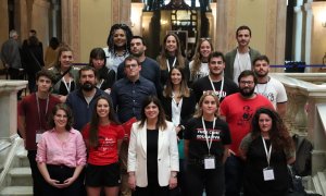 La consellera de Recerca i Universitats, Gemma Geis, acompanyada d'estudiants i diputats de Junts, ERC, CUP i comuns després de l'aprovació de la ILP d'universitats a les escales d'honor del Parlament.