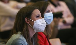 La ministra de Igualdad, Irene Montero (i), durante la presentación del libro 'Verdades a la cara' del exsecretario general de Podemos, Pablo Iglesias.-