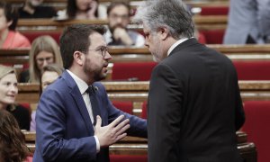 27/04/2022-El presidente de la Generalitat, Pere Aragonès, con el portavoz de JxCat, Albert Batet, durante el pleno del Parlament en el que se ha ratificado el acuerdo de presentar una denuncia por el 'caso Pegasus', este miércoles 27 de abril