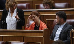 El portavoz de ERC, Gabriel Rufián (d), conversa con sus compañeras de partido a su llegada al pleno celebrado este jueves en el Congreso.