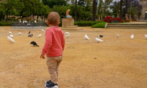 Un niño juega en un parque de Sevilla.