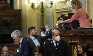 El portavoz parlamentario de ERC, Gabriel Rufián (c), y la presidenta del Congreso, Meritxell Batet (d), durante el pleno celebrado este jueves en el Congreso.