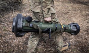 Un soldado ucraniano sostiene un MBT-NLAW (arma ligera antitanque) proporcionada por el Reino Unido al ejército de Ucrania. E.P./Alex Chan Tsz Yuk / Zuma Press