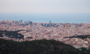 Desde el Mirador dels Bombers, a la salida de Vallvidrera, se puede contemplar toda Barcelona con el mar de fondo.