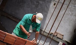 Un obrero trabaja en el sector de la construcción, en una imagen de archivo