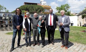 29/04/2022 - La consellera de Justícia, Lourdes Ciuró, amb Dan Bessie i amb Sebastiaan Faber, president del consell de l'entitat Abraham Lincoln Brigade Archive, al cementiri dels Caputxins de Mataró.