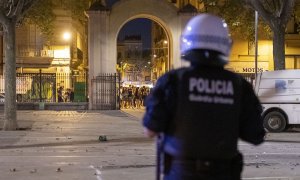 30/04/2022. Un agente de Mossos d' Esquadra, durante la primera noche de las Fiestas de Sants, a 25 de agosto de 2021, en Barcelona, Catalunya.