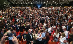 26/04/2022 - Ovació a l'equip d''Alcarràs' després de la preestrena del film a la Llotja de Lleida.