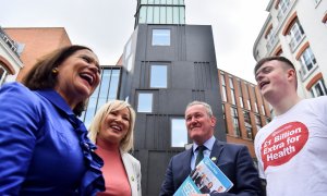 La presidenta de Sinn Fein, Mary Lou McDonald , y la vicepresidenta del partido, Michelle O'Neill, saludan a un partidario después del lanzamiento del Manifiesto de Sinn Fein para las próximas elecciones a la Asamblea de Irlanda del Norte, en Belfast, Irl