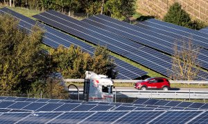 Paneles solares junto a una carretera de Mainburg, al norte de Múnich, Alemania.